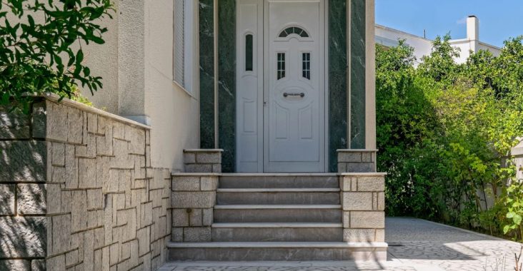 Porte d'entrée en PVC avec vitrage